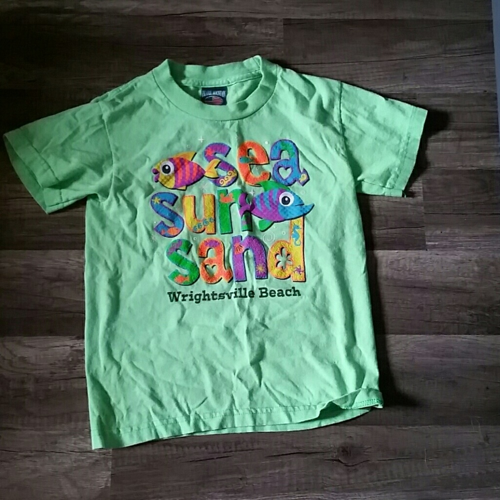 I'm selling a girls shirt fome a beach .